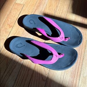 OluKai Ohana Women's Pink and Black Sandals